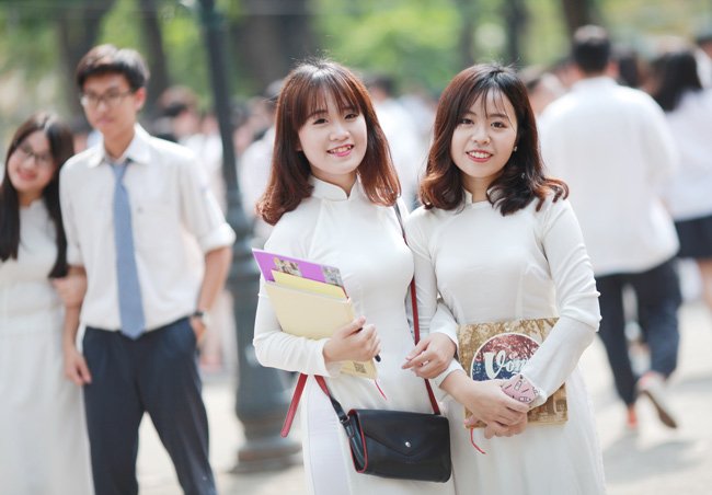 Nữ sinh Chu Văn An rạng rỡ ngày bế giảng